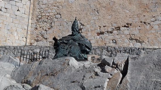 Monumento al Papa Luna